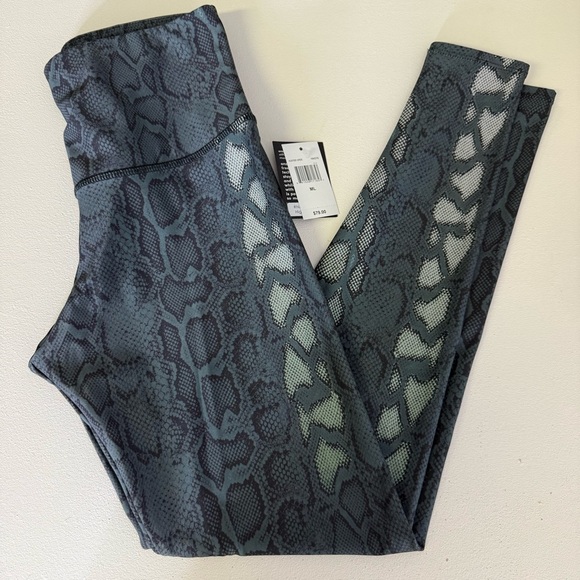 Onzie Hunter Viper High Rise Leggings Black Gray Snake Print Leggings Size M/L - Picture 3 of 6
